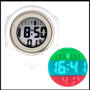 Peut inclure: Une horloge num&eacute;rique blanche avec une lunette argent&eacute;e et un &eacute;cran noir affichant l'heure 10:50. L'horloge affiche &eacute;galement le jour de la semaine, qui est le 01. L'horloge est sur un fond blanc. Une deuxi&egrave;me image montre une horloge num&eacute;rique verte, bleue et rouge avec un &eacute;cran noir affichant l'heure 16:41. L'horloge affiche &eacute;galement le jour de la semaine, qui est W. L'horloge est sur un fond blanc.