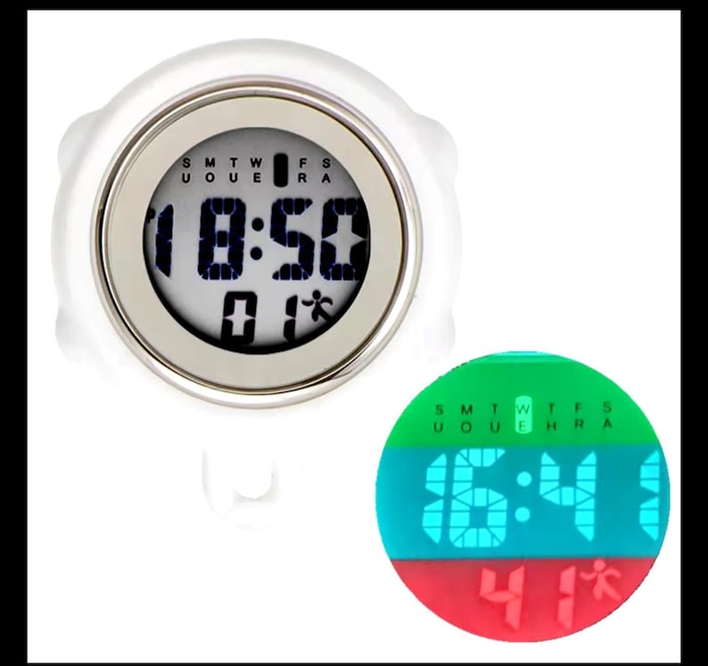 Peut inclure: Une horloge num&eacute;rique blanche avec une lunette argent&eacute;e et un &eacute;cran noir affichant l'heure 10:50. L'horloge affiche &eacute;galement le jour de la semaine, qui est le 01. L'horloge est sur un fond blanc. Une deuxi&egrave;me image montre une horloge num&eacute;rique verte, bleue et rouge avec un &eacute;cran noir affichant l'heure 16:41. L'horloge affiche &eacute;galement le jour de la semaine, qui est W. L'horloge est sur un fond blanc.