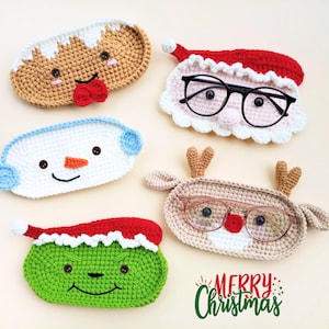 Könnte beinhalten: Eine Sammlung von fünf gehäkelten Brillenetuis in festlichen Weihnachtsdesigns. Enthält einen Lebkuchenmann, den Weihnachtsmann, einen Schneemann, ein Rentier und den Grinch. Die Etuis sind in verschiedenen Farben gehalten, darunter Rot, Grün, Weiß und Beige. Der Text "Merry Christmas" ist ebenfalls sichtbar.