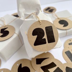 Colgantes de números de calendario de Adviento 1-24, diseño minimalista, para calendario navideño casero, papel kraft