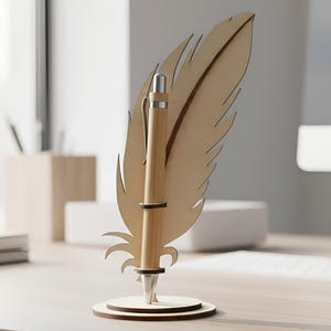 Puede incluir: Un portalápices de madera con forma de pluma, con un bolígrafo insertado. El diseño de la pluma es de color marrón claro, y el bolígrafo es de un color similar. El soporte se encuentra sobre una base redonda. El fondo incluye un escritorio y una ventana.