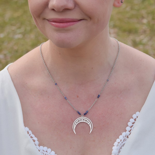 Collier acier, pendentif lune, perles de pierre de sodalite