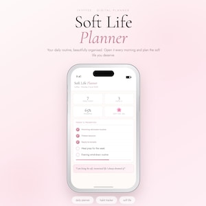 Könnte beinhalten: Ein digitaler Planer auf einem Smartphone-Bildschirm mit hellrosa Hintergrund. Die Benutzeroberfläche zeigt den Text Soft Life Planner, tägliche Prioritäten, Fortschrittsstatistiken und ein Zitat: I am living the soft, intentional life I always dreamed of.