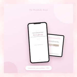 Op de afbeelding: Een digitale PDF-gids getiteld The Wardrobe Reset: how to glow up weergegeven op twee smartphoneschermen tegen een zachtroze achtergrond. De tekst bevat de zin romanticize your aesthetic en schetst stappen voor het ontdekken van persoonlijke stijl.