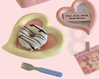 Assiette coeur en céramique faite main et peinte pintrest esthétique