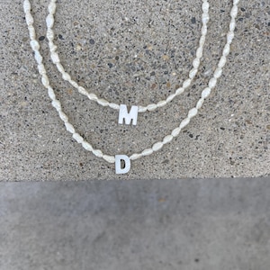 Elegante collar de letras elaborado con las queridas perlas de agua dulce