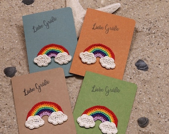 Handgefertigte Grußkarte 'Liebe Grüße' mit gehäkelter Regenbogen-Applikation