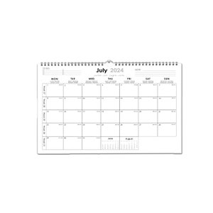 Op de afbeelding: Een witte, spiraalgebonden wandkalender voor juli 2024. De kalender toont de dagen van de week bovenaan, met de maandnaam prominent weergegeven. Bevat een kleine preview van juni en augustus.
