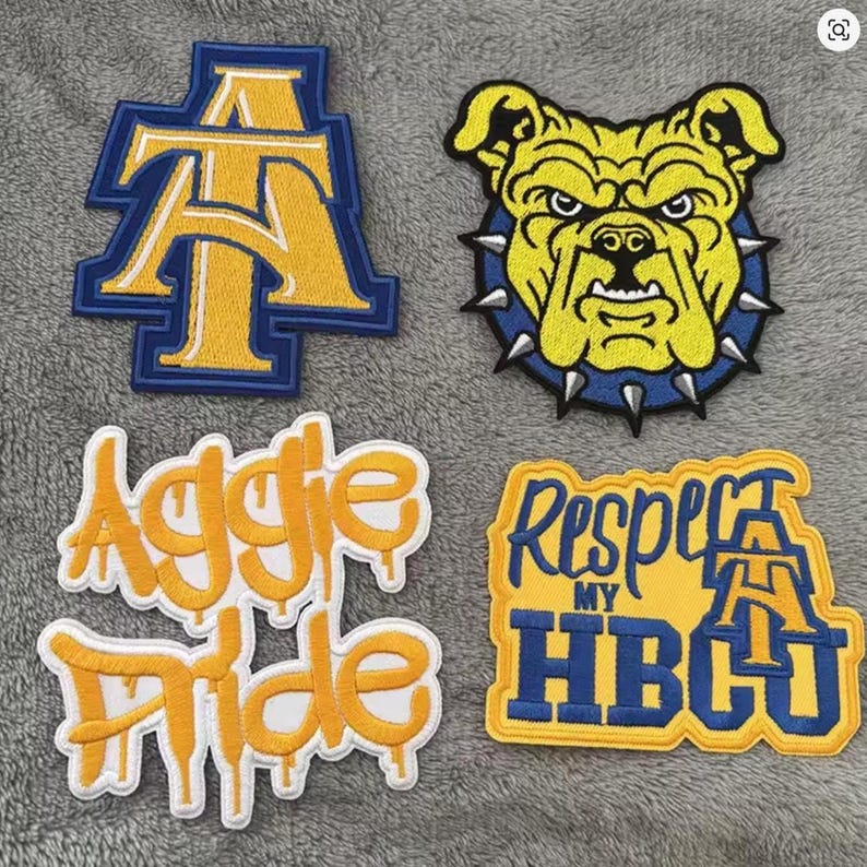 K&ouml;nnte beinhalten: Vier gestickte Aufn&auml;her mit College-Motiven. Designs umfassen ein blau-goldenes "AT"-Logo, einen Bulldoggenkopf und die Texte "Aggie Pride" und "Respect My HBCU".
