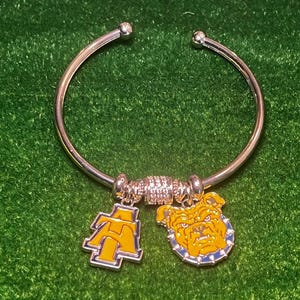 ノースカロライナ A&T 大学 カスタム バングル チャーム ブレスレット HBCU カレッジ ブラック カレッジ ジュエリー製作 エナメル チャーム (NCAT)