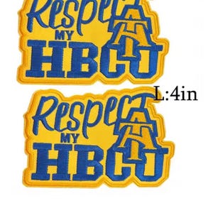 K&ouml;nnte beinhalten: Zwei gestickte Aufn&auml;her mit dem Text "Respect My HBCU" in Blau und Gelb. Die Aufn&auml;her sind rechteckig mit gelbem Hintergrund und blauen Buchstaben. Jeder Aufn&auml;her ist 10,16 cm lang.