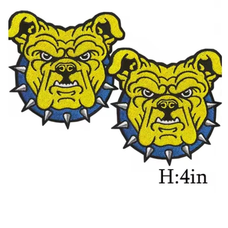 K&ouml;nnte beinhalten: Zwei gestickte Aufn&auml;her mit einem gelben Bulldoggenkopf mit blauem Kragen und silbernen Stacheln. Die Aufn&auml;her sind 10 cm hoch. Der Bulldogge hat einen strengen Ausdruck.
