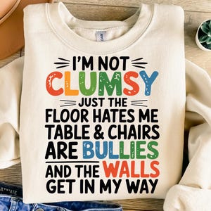 Je ne suis pas maladroit, juste le sol me déteste Table & Chairs Are Bullies Png, Sublimation Design, Funny Png, T-Shirt Design, Instant Download Png