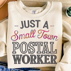 Solo un trabajador postal de un pueblo pequeño Png, diseño de sublimación, Cartero Png, Retro Png, Cartero Png, Diseño de camiseta, Descarga digital Png, DTF