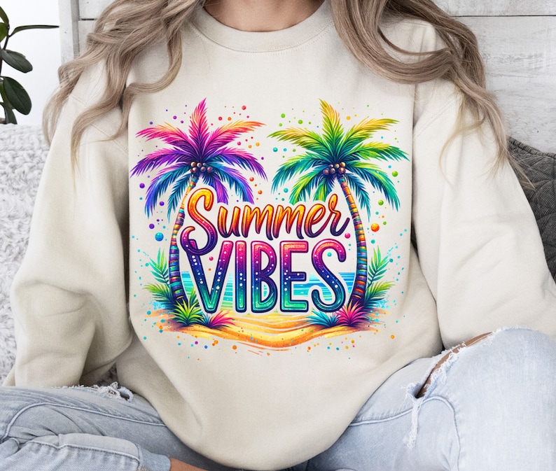 Peut inclure: Un sweat-shirt cr&egrave;me avec un motif color&eacute; de deux palmiers et le texte "Summer Vibes".