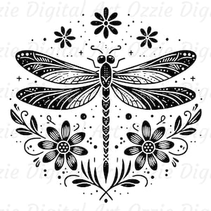 Puede incluir: Ilustración en blanco y negro de una libélula con detalles florales. La libélula está en el centro de la imagen con las alas extendidas. Los detalles florales están dispuestos alrededor de la libélula en un patrón circular.