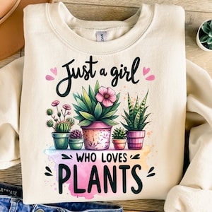 Może przedstawiać: Beżowa bluza z nadrukiem graficznym doniczkowych roślin i tekstem "Just a girl who loves plants".