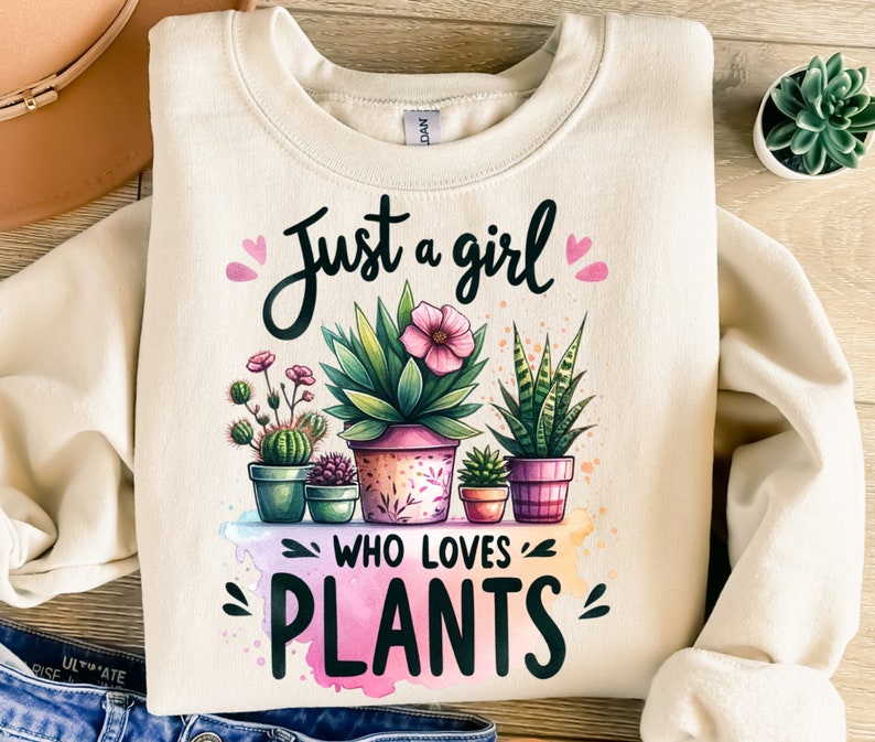 Może przedstawiać: Beżowa bluza z nadrukiem graficznym doniczkowych roślin i tekstem "Just a girl who loves plants".