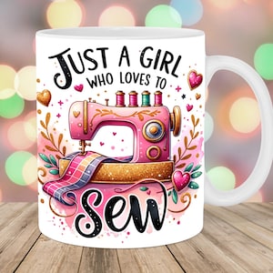 Könnte beinhalten: Weiße Keramiktasse mit einem rosa Nähmaschinen-Design und dem Text "Just a Girl Who Loves to Sew". Das Design umfasst Garnrollen, Herzen und florale Akzente. Die Tasse hat einen weißen Griff.