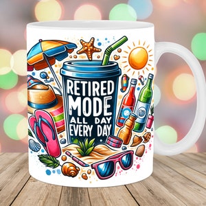 Puede incluir: Taza de cerámica blanca con una ilustración colorida de una escena de playa, que incluye una bebida con una pajita, chanclas, gafas de sol y una estrella de mar. El texto "Retired Mode All Day Every Day" está impreso en la taza.