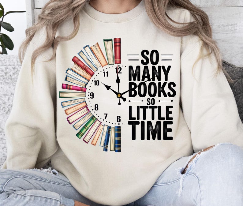 K&ouml;nnte beinhalten: Ein wei&szlig;es Sweatshirt mit einer Grafik eines Zifferblatts, das von gestapelten B&uuml;chern umgeben ist. Der Text lautet "So Many Books So Little Time".