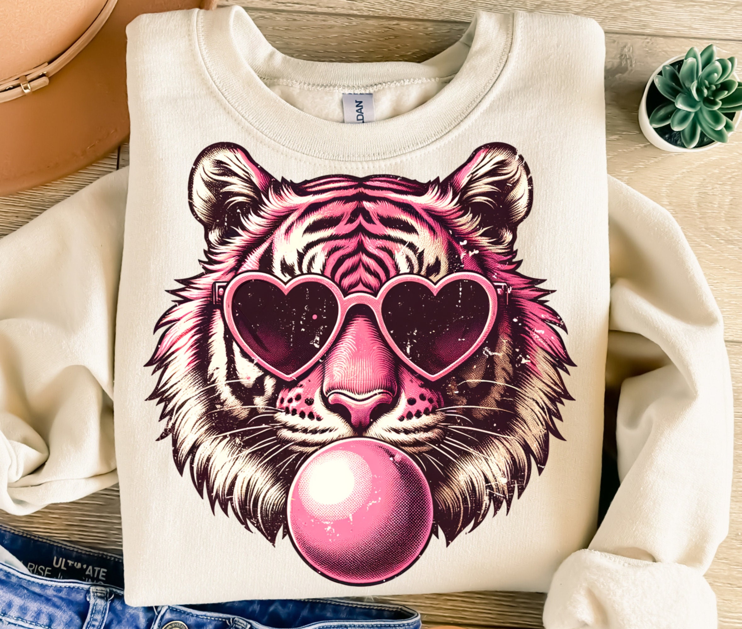 Retro tijger png, sublimatieontwerp, roze kauwgom png, vintage png,  hartzonnebril png, T-shirtontwerp, digitale download png, dtf - Etsy België, image size:2358x2000