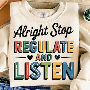 Puede incluir: Una sudadera de color crema con el texto "Alright Stop Regulate And Listen" en letras retro de colores.