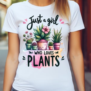 Może przedstawiać: Biała koszulka z nadrukiem graficznym przedstawiającym rośliny doniczkowe i tekstem "Just a girl who loves plants".