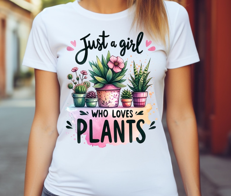 Może przedstawiać: Biała koszulka z nadrukiem graficznym przedstawiającym rośliny doniczkowe i tekstem "Just a girl who loves plants".