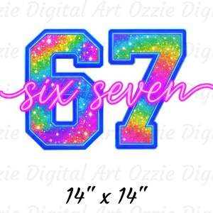 K&ouml;nnte beinhalten: Ein digitales Design mit der Zahl "67" im College-Stil, blau umrandet, mit einem Regenbogen-Galaxie-Muster. Die W&ouml;rter "six seven" sind in Schreibschrift geschrieben. Das Design misst 35,56 cm x 35,56 cm.