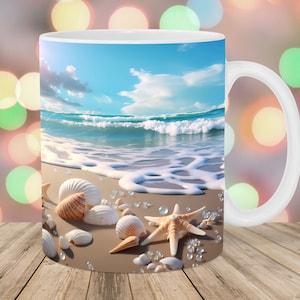以下が含まれることがあります： 白いセラミックマグカップ。砂浜に貝殻、ヒトデ、透明な水滴が描かれています。背景には、雲と波のある青い空が描かれています。
