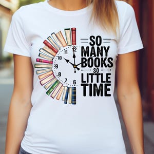 K&ouml;nnte beinhalten: Wei&szlig;es T-Shirt mit einer Grafik einer Uhr aus B&uuml;chern und dem Text "So many books, so little time".