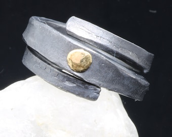 Hand-forged tantalum ring with fine gold inlay