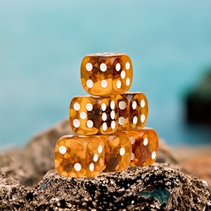 Dados artesanais com peças de âmbar, Dados de jogo de tabuleiro, Dados de festa, Peças de âmbar de pedra preciosa dentro, 12x12x12mm, Presente para um amigo