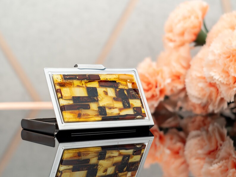 Porte-cartes de visite avec mosaïque ambrée : embellissement élégant d'ambre de la Baltique, accessoire unique et élégant, parfait pour un cadeau patron image 1