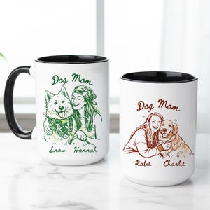 Może przedstawiać: Dwa białe ceramiczne kubki z czarnymi obramowaniami i uchwytami. Jeden kubek przedstawia zieloną ilustrację kobiety z psem, napis "Dog Mom" oraz imiona "Snow" i "Hannah". Drugi kubek ma brązową ilustrację kobiety i psa, napis "Dog Mom" oraz imiona "Katie" i "Charlie".