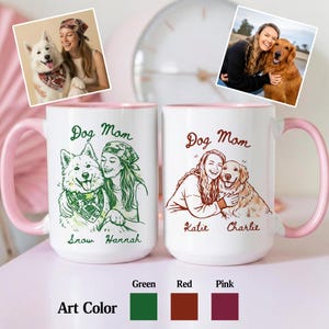 Może przedstawiać: Dwa białe ceramiczne kubki z r&oacute;żowymi uchwytami i obramowaniami. Każdy kubek zawiera niestandardową ilustrację kobiety z psem, napisy "Dog Mom" oraz imiona psa i kobiety. Dołączony jest r&oacute;wnież przewodnik po wyborze kolor&oacute;w.