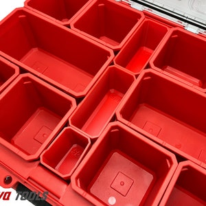 Puede incluir: Un organizador de plástico rojo con múltiples compartimentos de varios tamaños. Los compartimentos están dispuestos en un patrón de cuadrícula, ideal para guardar herramientas pequeñas o piezas. La marca "Sova Tools" es visible.