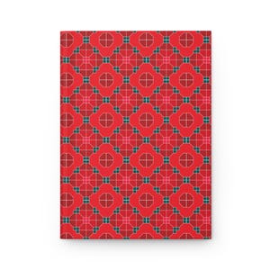 Könnte beinhalten: Ein Hardcover-Notizbuch mit einem leuchtend roten geometrischen Muster. Das Design zeigt ein sich wiederholendes Motiv aus roten blütenartigen Formen, türkisfarbenen Quadraten und rosa Linien auf weißem Hintergrund. Das Notizbuch ist rechteckig.