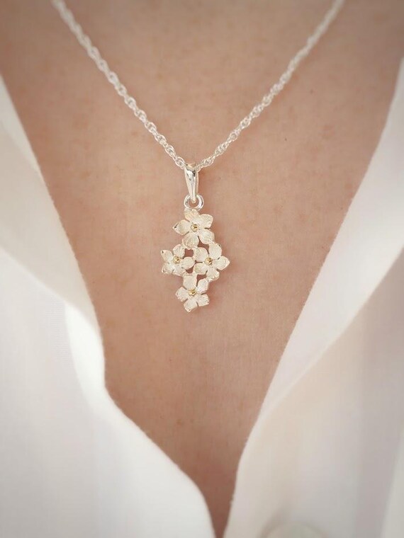 スターリングシルバーのフラワーペンダントネックレス：繊細な花柄 