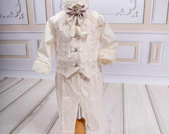 Eleganter Brokat Taufanzug: Spitzen Jabot, Taille Verstellbar
