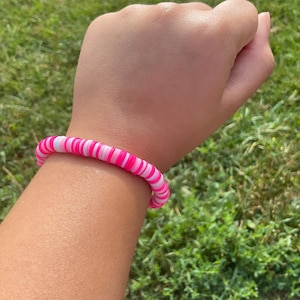 Bracelet estival de perles d'argile rose vif