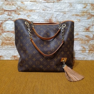 Louis Vuitton Automne-Hiver Monogram Tote Bag - Preloved(used)