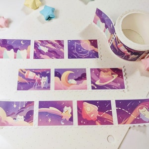 Pu&ograve; includere: Un foglio di adesivi colorati con illustrazioni di gatti nello spazio. Gli adesivi sono stampati su carta bianca con un bordo a festoni. Gli adesivi sono disposti in una griglia e presentano una variet&agrave; di scene, tra cui gatti che guardano attraverso un telescopio, gatti che galleggiano nello spazio e gatti che cavalcano i pianeti.