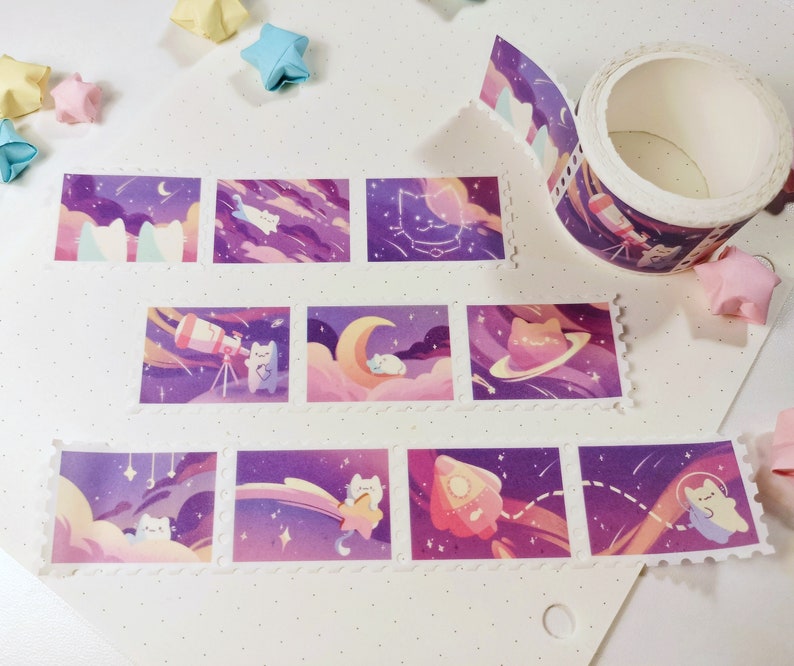 Pu&ograve; includere: Un foglio di adesivi colorati con illustrazioni di gatti nello spazio. Gli adesivi sono stampati su carta bianca con un bordo a festoni. Gli adesivi sono disposti in una griglia e presentano una variet&agrave; di scene, tra cui gatti che guardano attraverso un telescopio, gatti che galleggiano nello spazio e gatti che cavalcano i pianeti.