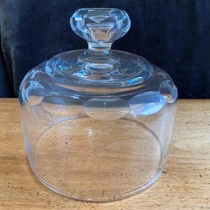 cloche à fromages en cristal surmontée d'une chêvre