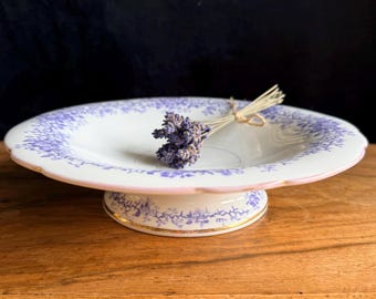 Sarreguemines-Teller mit Fuß – kleines Lavendelblütenmuster