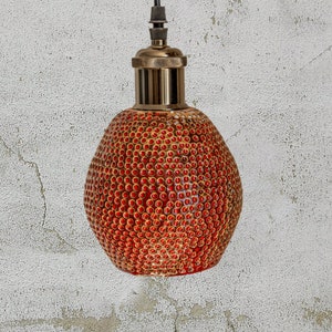 Lampada a sospensione in ceramica fatta a mano con dettagli punteggiati, paralume rustico
