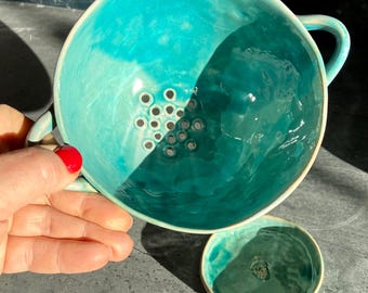 Handgefertigtes Keramiksieb - Steinzeug-Beerenschüssel, 7 Farben erhältlich