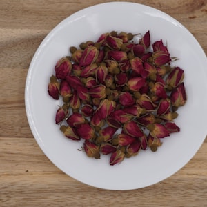 Getrocknete rote Rose ganz - Duftiger Blumenaufguss | Handverlesene Rosenknospe | Handarbeit | Getrocknete Kräuter | Kräutertees | Altar Versorgung